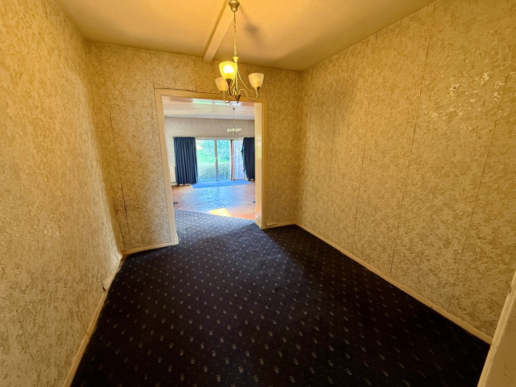 Lot: 89 - DEVELOPMENT OPPORTUNITY - PERMISSION FOR TWO DETACHED CHALET BUNGALOWS AND EXTENSION OF EXISTING DWELLING INTO CHALET BUNGALOW - Dining area